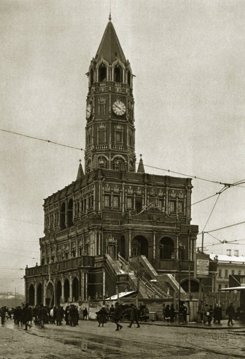 Сухарева башня на Сухаревской площади.