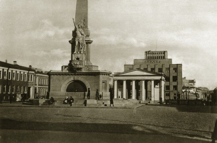 Тверская площадь в 20-е годы XX века называлась Советской.
