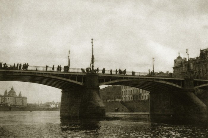Старый Москворецкий мост с острыми ледорубами на опорах. Ледоходы были обычным явлением каждую весную, и необходимо было оберегать мосты от больших льдин.
