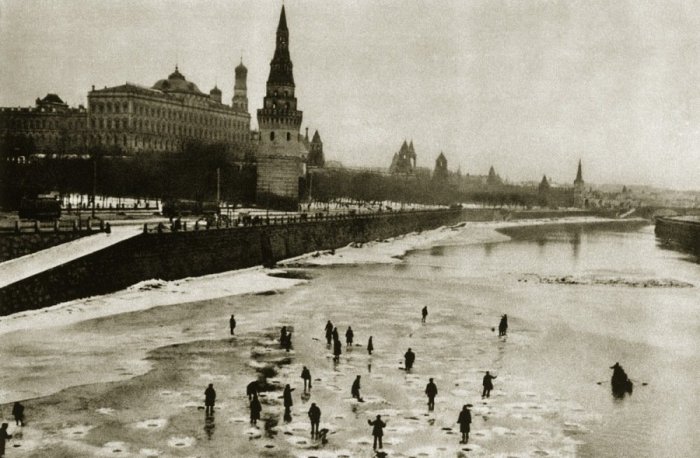 На Москве-реке в 20-е годы XX века кипела жизнь.
