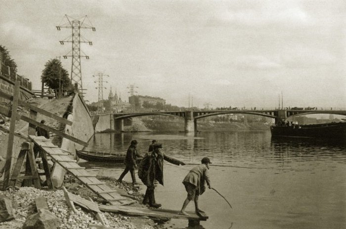Ловля рыбы в Москве-реке.