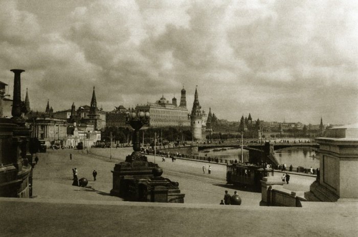 Вид Кремля с площадки от Храма Христа Спасителя.