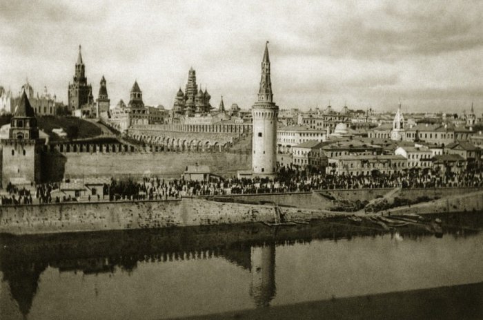 Вид Кремля и угловой Беклемишевской башни. 