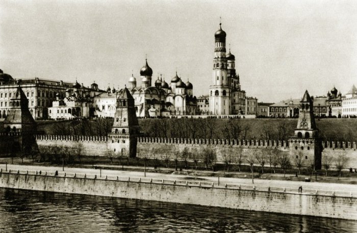 Вид на еще белый Кремль и уютная набережная с аллеей.