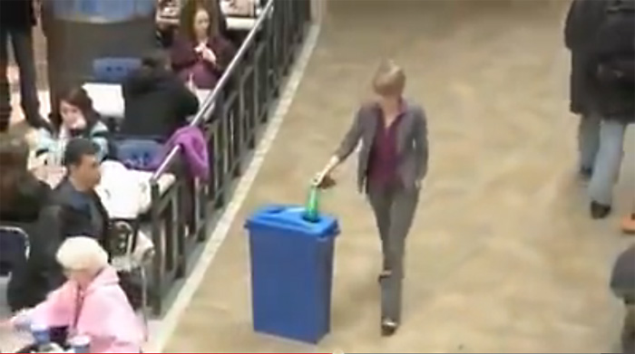 Видео, заряжающее позитивом и добром: она просто хотела выкинуть чужой мусор