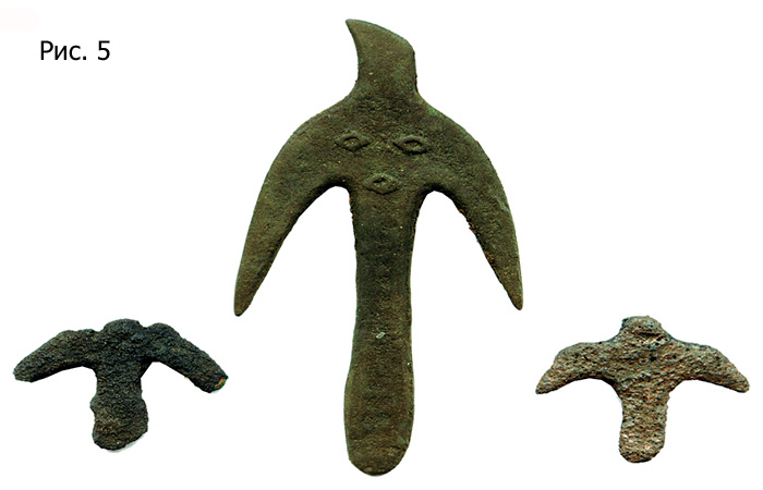 Орнитоморфный подвесной идол с личиной на груди и две орнитоморфных фигурки, первая половина I-го тысячелетия н.э.