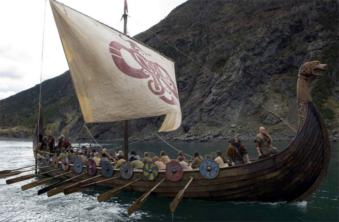 Корабль викингов в боевом походе. Современная реконструкция.