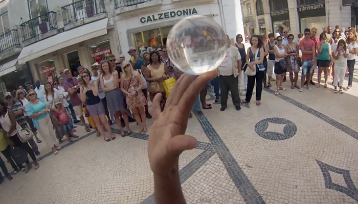 Контактное жонглирование стеклянным шаром. Уличное представление, заснятое самим артистом.