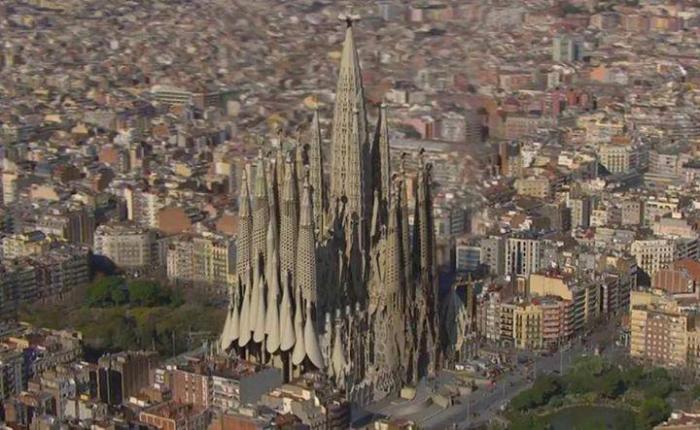 Возможно, Собор Святого семейства в Барселоне будет выглядеть так в 2026 году.