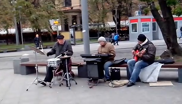 Уличные музыканты играют ДДТ.