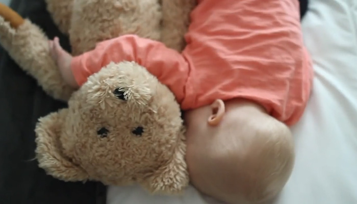 4 способа уложить ребенка спать.
