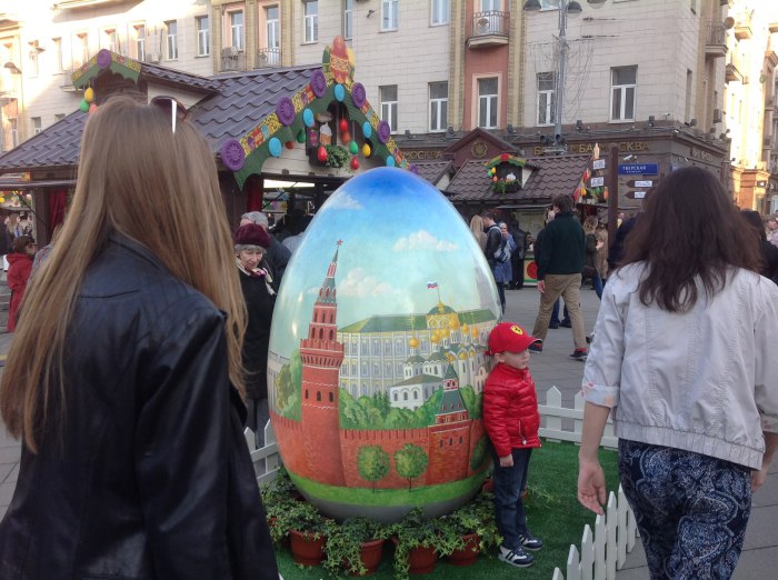 Один из интересных атрибутов украшения столицы в дни Пасхальных гуляний - декоративные яйца с различными изображениями.