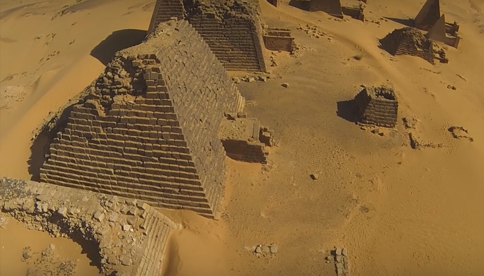 Нубийские пирамиды с необычного ракурса.