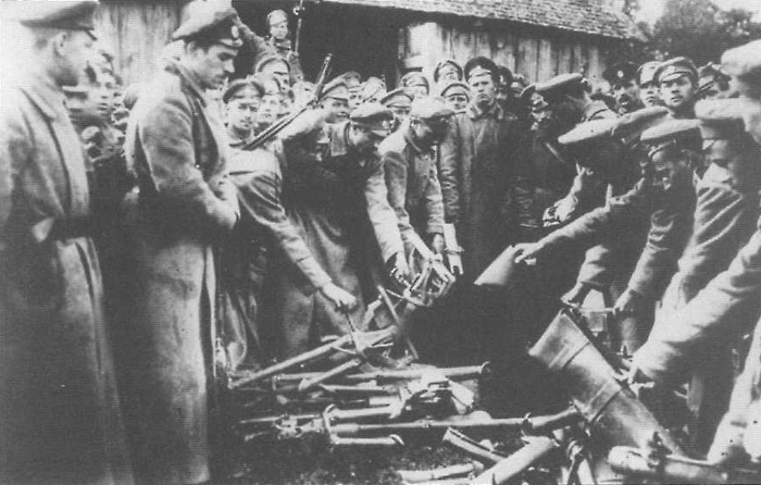 Печальный конец Корниловского мятежа - солдаты сдают оружие