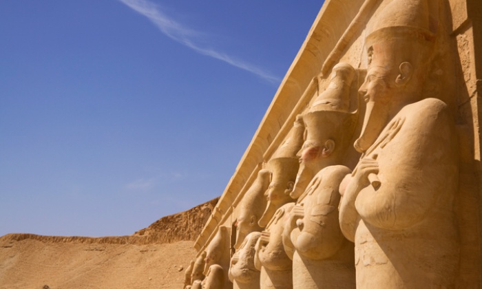 Статуи на западном берегу Нила в Луксоре.