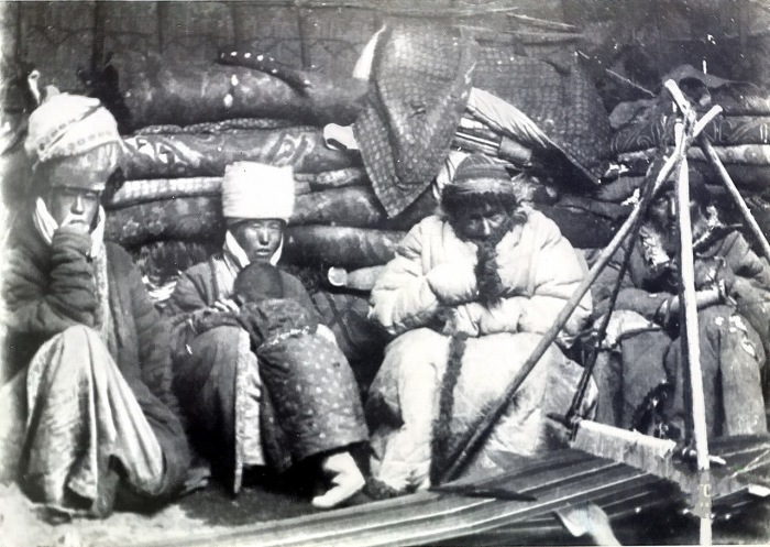 Семья памирского киргиза в юрте возле ткацкого станка. 1901 год.