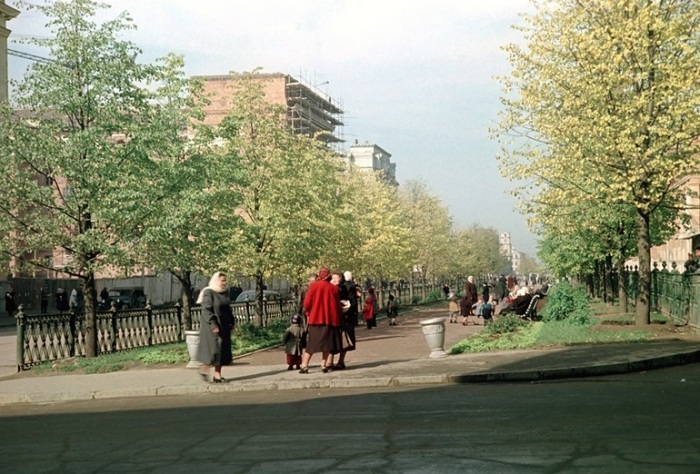 Отдыхающие прогуливаются по скверу на улице Ленина.