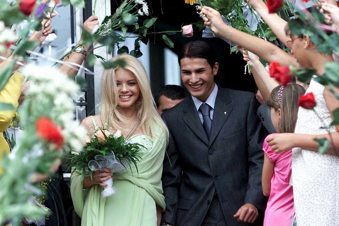 Итальянские невесты верят, что зелёный цвет приносит удачу и изобилие, поэтому могут надеть зелёное платье или зелёное украшение.