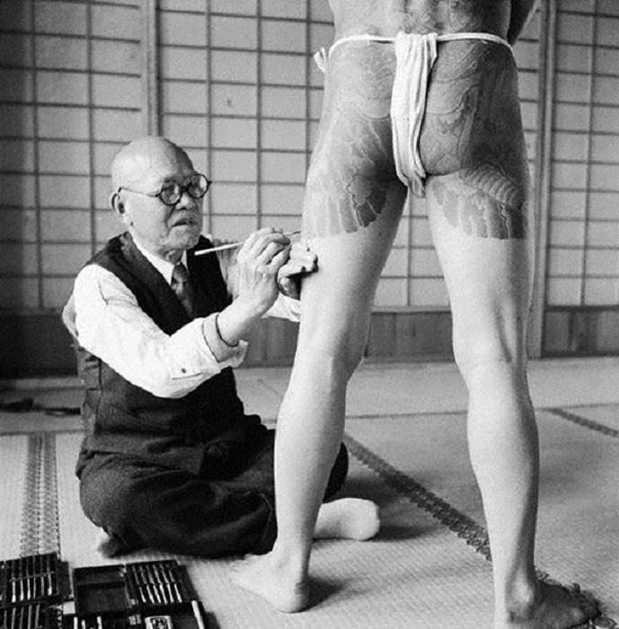 Мастер татуировки в крупнейшем и наиболее влиятельном синдикате якудза.