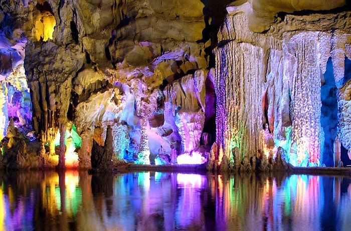 Пещера тростниковой флейты - удивительное сочетание природы и человеческой мысли.