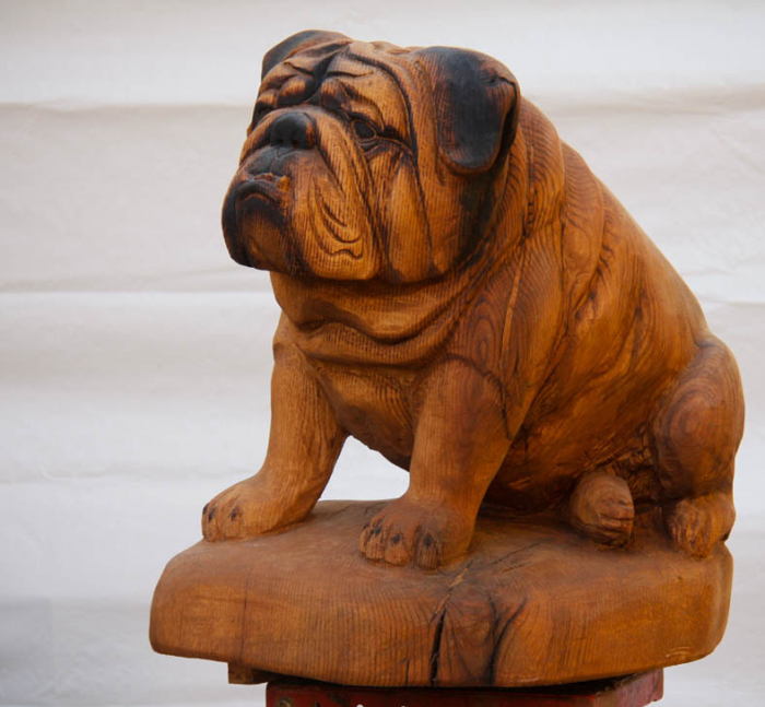Скульптура сидящей собаки из красного дуба, созданная автором Крисом Коннорсом (Kris Connors). | Фото: customwoodcarvings.com