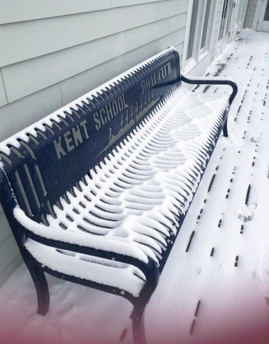 С помощью снега скамейка преобразилась в музыкальный инструмент.