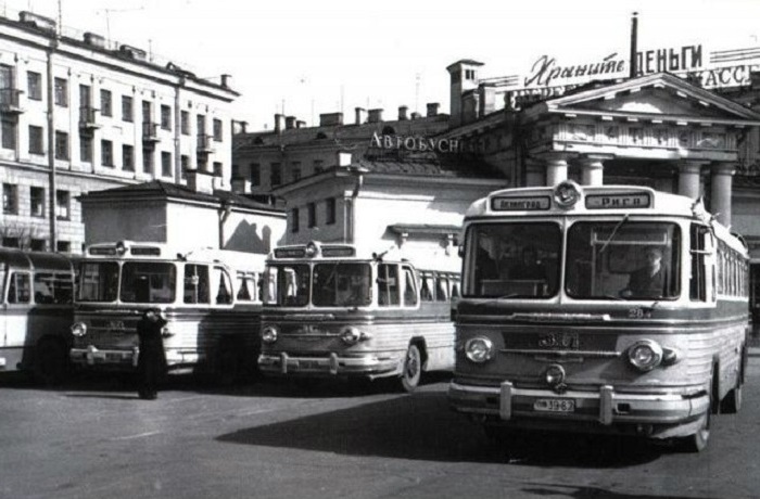 В 1953 году на московском Заводе имени Сталина был спроектирован большого междугородного автобуса ЗиС-127.