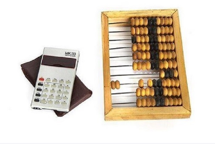 Деревянные счеты и престижный калькулятор «Электроника МК-33» были главными помощниками школьника при работе с цифрами.