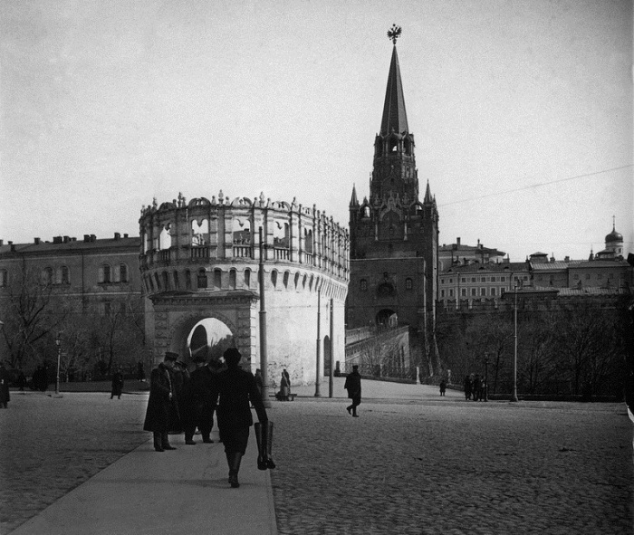 Единственная сохранившаяся отводная башня-стрельница Московского Кремля, расположена напротив Троицкой башни, перед Троицким мостом.