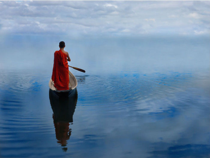 Буддийский монах на реке.