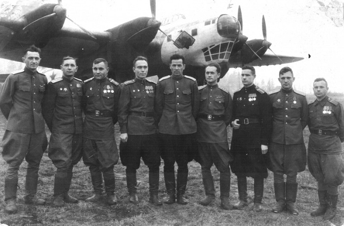 Экипаж бомбардировщика Пе-8 № 4214 на фоне своего самолета, ноябрь 1945 года.