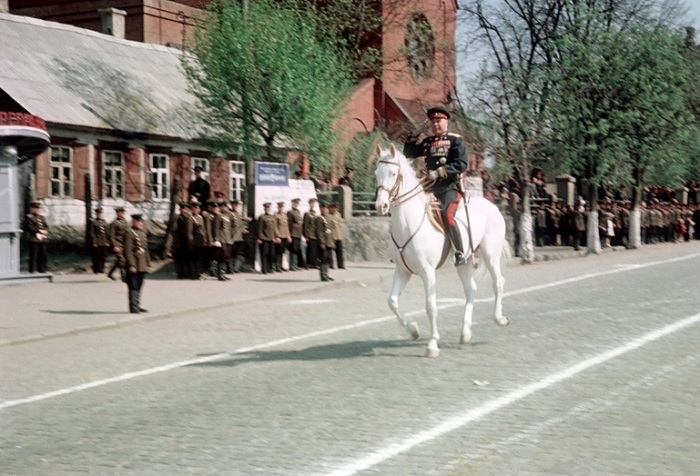 Командующий Белорусским военным округом объезжает войска на площади Ленина (в настоящем времени Независимости) во время военного парада в честь праздника 1-го Мая.