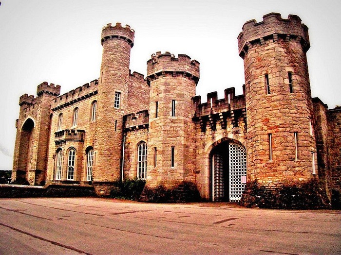 Реконструированный средневековый замок, исторический и архитектурный памятник, который находится в графстве Денбишир, Уэльс.