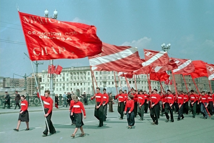 Демонстрационное шествие с флагами в честь празднования 1-го Мая.