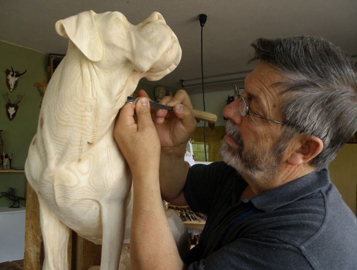 Австрийский резчик-анималист Джузеппе Румерио (Giuseppe Rumerio) работает над очередной скульптурой. | Фото: medium.com