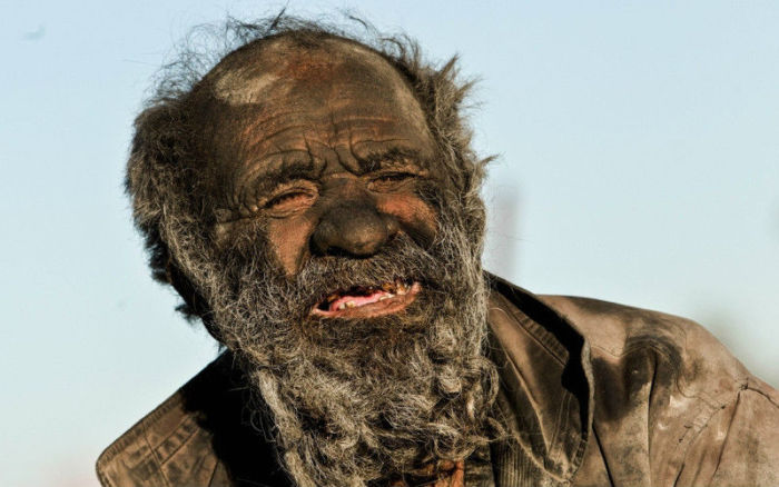 80-летний Хаджи полагает, что чистота приносит ему только вред, и поэтому он не купался вообще за последние 60 лет.