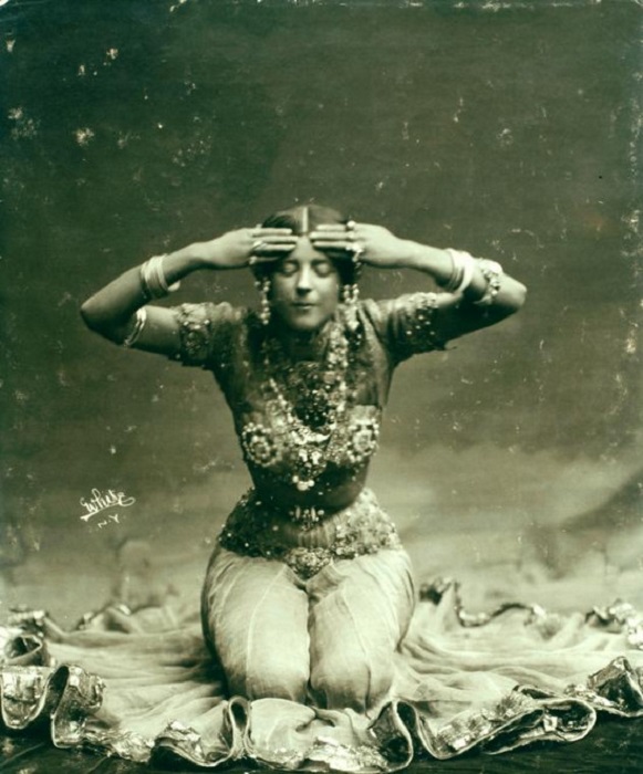 Американская танцовщица, увлеченная Востоком, любила выступать в восточном стиле в экзотических и полупрозрачных костюмах, с роскошными декорациями и световыми эффектами.