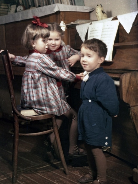 Ядвига (слева) и Кристина - дочери белорусского композитора Константина Поплавского – во время занятий по музыке.