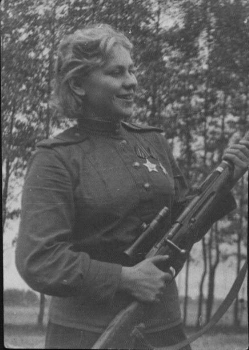 Старший сержант Роза Георгиевна Шанина - снайпер 184-й стрелковой дивизии кавалер Ордена Славы II и III степеней.