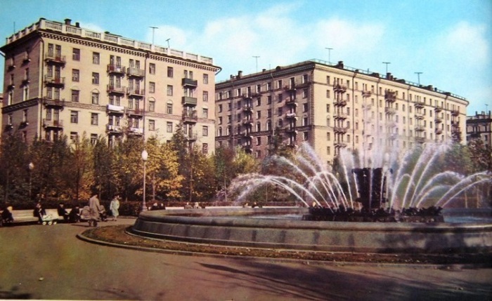 Расположена между Ленинградским проспектом и улицей Алабяна.