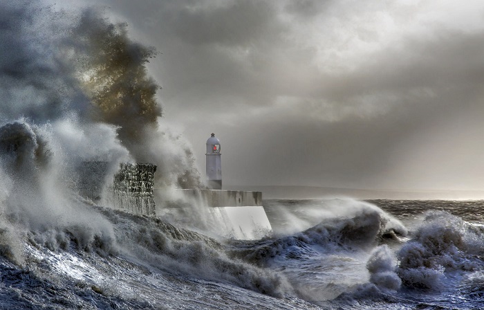 Этот снимок штормовых волн был признан лучшим в Великобритании в 2016 году.