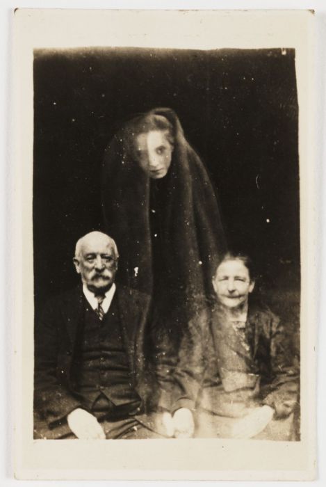 Пожилая пара и дух молодой девушки, 1920 год.