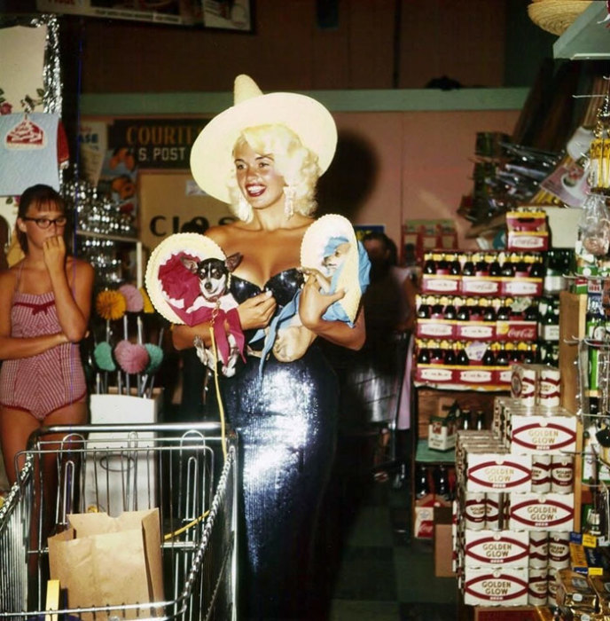 Американская киноактриса Джейн Мэнсфилд (Jayne Mansfield) в одном из супермаркетов Лас-Вегаса. 1959 год.
