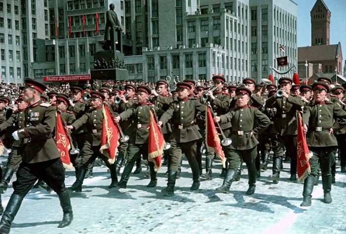 Военный оркестр на параде, приуроченном к празднованию 1-го Мая на площади Ленина (в настоящем времени Независимости).