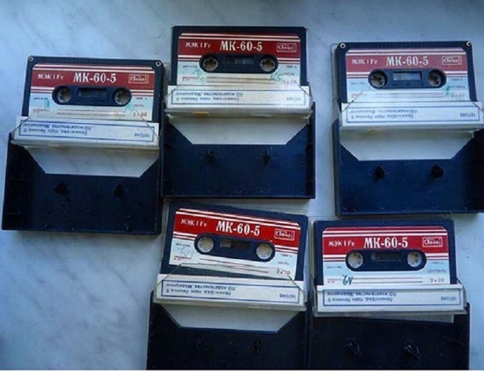 На территории Советского Союза властвовала одна марка аудиокассет – магнитофонная кассета длительностью 60 минут (сокращенно МК-60), за которой еще необходимо было побегать, потому что товара на всех желающих не хватало.