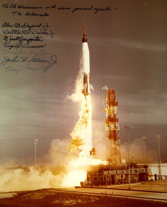 Фотография с подписями космонавтов, 1959 год.