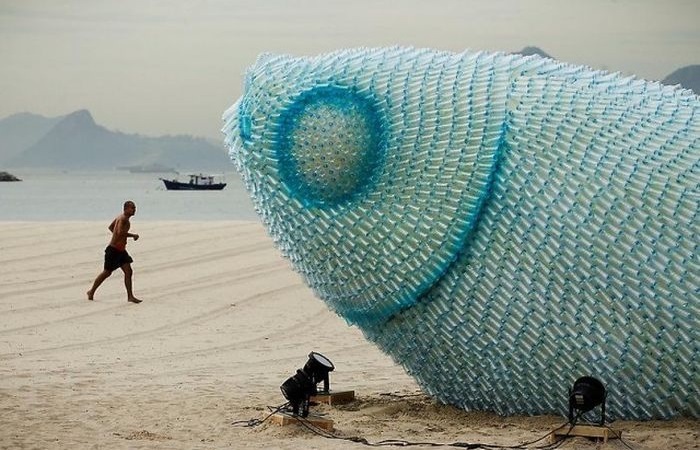 Рыба из пластиковых бутылок на пляже Ботафого.