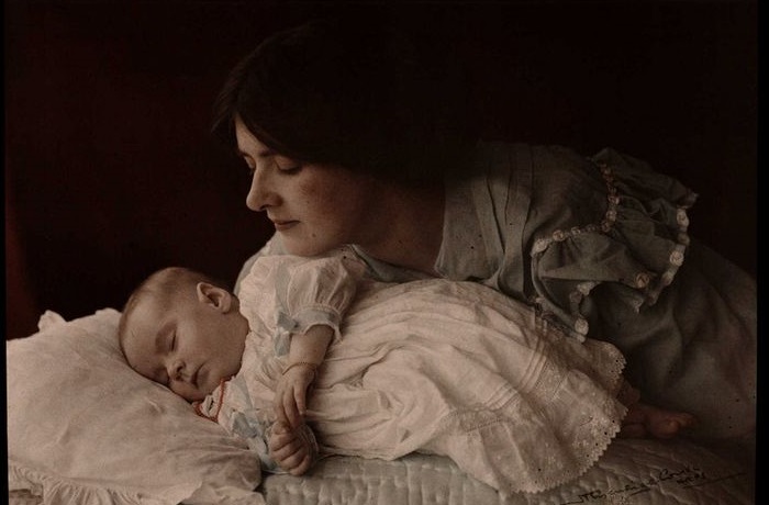 Охраняя сон малыша, 1910 год.