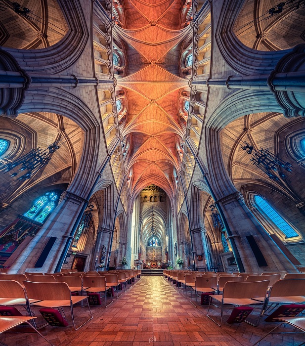 Солнечный свет, проходящий сквозь цветные витражи Саутваркского собора, создает уютную и неповторимую атмосферу.