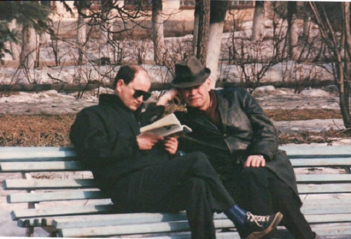 Мужчины, которые похожи на агентов КГБ, коротают время в парке за чтением и обсуждением прочитанной литературы.